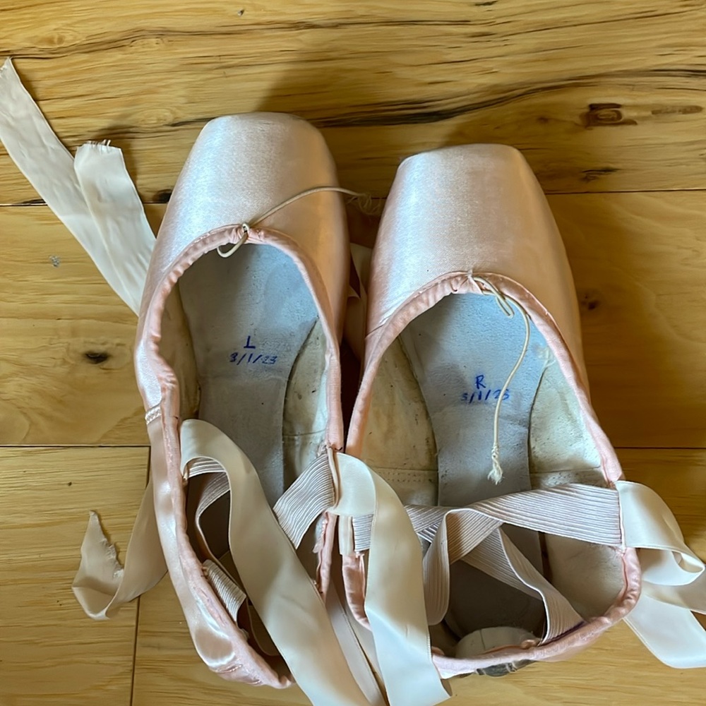Used custom Suffolk stellar pointe shoes